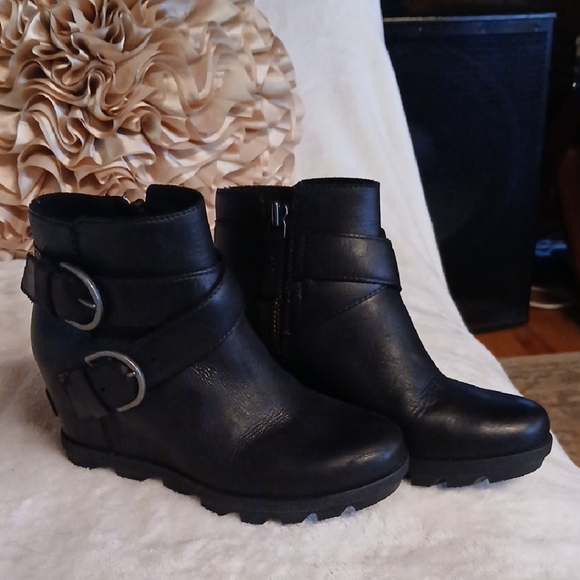 Sorel Black Ankle Boots with Dual Buckle Design - Picture 1 of 9